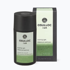 Könnte beinhalten: Ein schwarzer zylindrischer Behälter und eine Schachtel Osulloc Premium Matcha. Der Behälter und die Schachtel haben weiße Etiketten mit dem Markennamen und Produktinformationen in Koreanisch und Englisch. Die Schachtel enthält 40 g Teepulver.