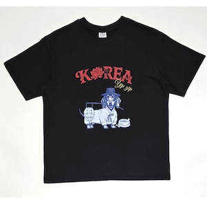 Könnte beinhalten: Schwarzes T-Shirt mit einem Aufdruck eines Dackels, der ein traditionelles koreanisches Outfit trägt und eine Laterne hält. Der Text "KOREA Up yyp" ist über dem Hund gedruckt.
