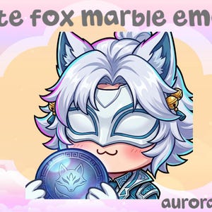 Puede incluir: Ilustración digital de un personaje de zorro blanco con una máscara, sosteniendo una moneda azul con un emblema de zorro. El personaje tiene cabello blanco con acentos azules y está sobre un fondo pastel. El texto en la parte superior dice "White fox marble emote".