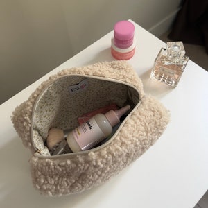 Teddy Beige Makeup Bag, Beige Fluffy Makeup Bag, Toiletry Bag Women, Beige Accessories for Women zdjęcie 1