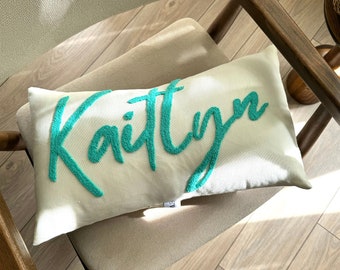 Almohada personalizada con nombre de aguja de punzonado, almohada personalizada con nombre de bebé, decoración de habitación para niños, regalo de graduación, regalo del Día de la Madre, almohada personalizada para guardería