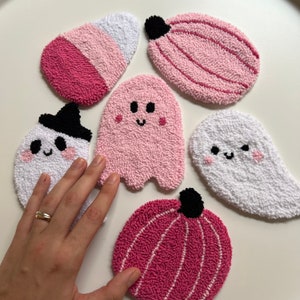 Spooky Pink Halloween Mug Rug, Pumpkin Punch Needle Coaster, Handmade Spooky Halloween Gift, Halloween Ghost Coaster zdjęcie 1