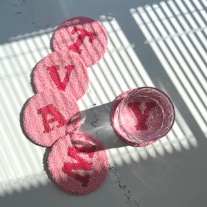 Regalo de Navidad rosa, posavasos de alfombra de taza personalizados, posavasos de letras personalizadas, posavasos de alfombra de taza de aguja perforada, decoración de cocina personalizada