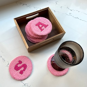 Posavasos de aguja de punzonado de letras personalizadas, regalo de Navidad personalizado para mujeres, regalo de Navidad rosa, decoración de cocina personalizada