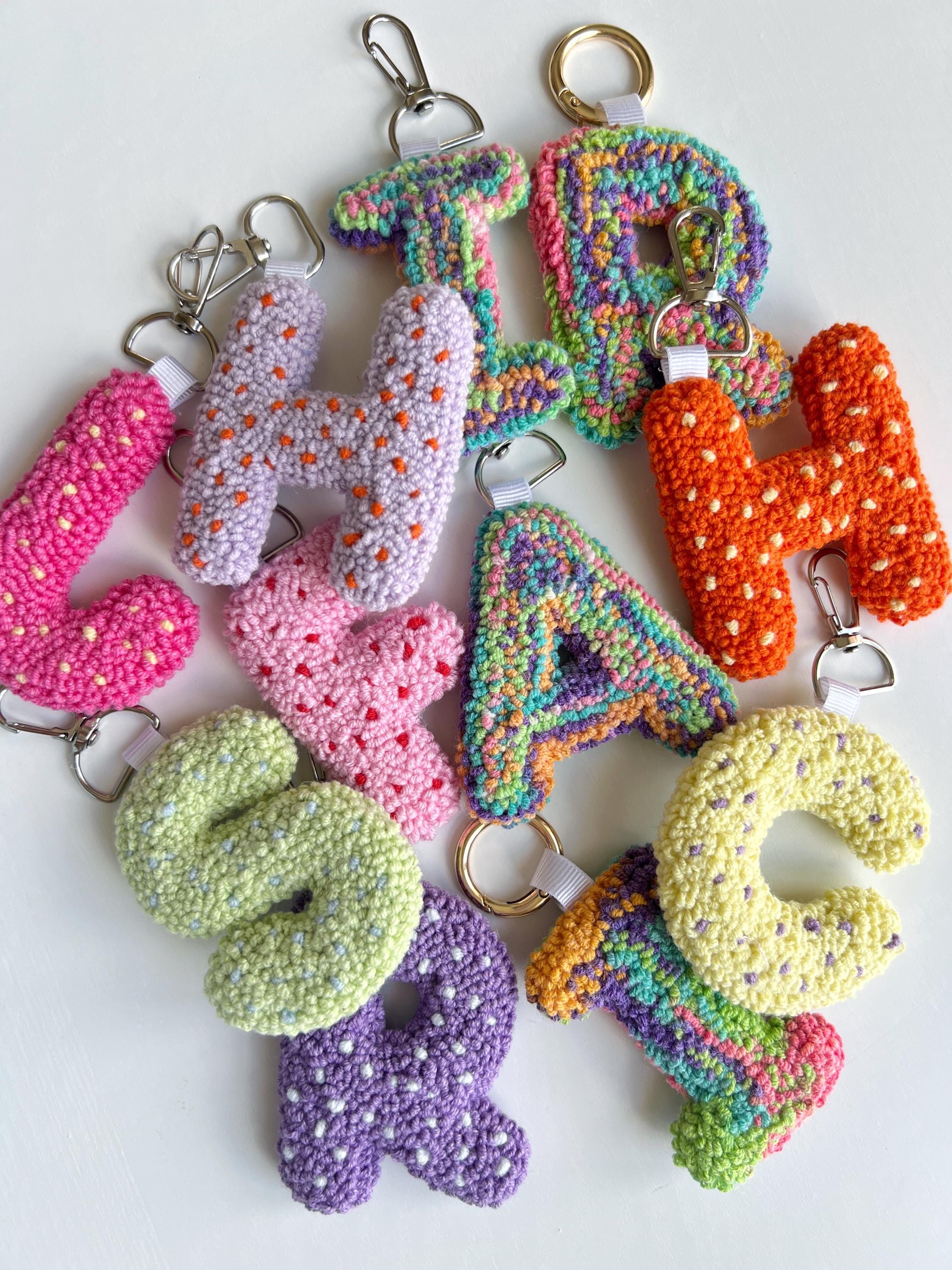 ハンドメイドのパンチニードルイニシャルキーホルダー