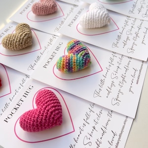Erster Schultag Geschenk, Taschenumarmung für Kinder, Back to School Andenken, niedliche kleine Erinnerung, Trennungsangst Geschenk, gehäkelte Herz Umarmung