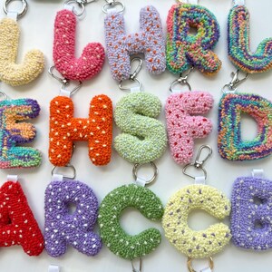 Llavero con inicial, accesorio personalizado para bolso, llavero con aguja perforadora, llavero con letra para mujer, accesorios para coche