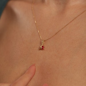 Collar de mariquita de oro macizo de 14 k para mujer, amuleto de buena suerte, collar delicado en capas, joyería minimalista para uso diario, collar con animales para mujer imagen 2