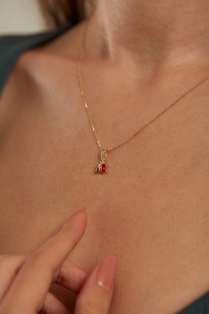 Collar de mariquita de oro macizo de 14 k para mujer, amuleto de buena suerte, collar delicado en capas, joyería minimalista para uso diario, collar con animales para mujer imagen 2