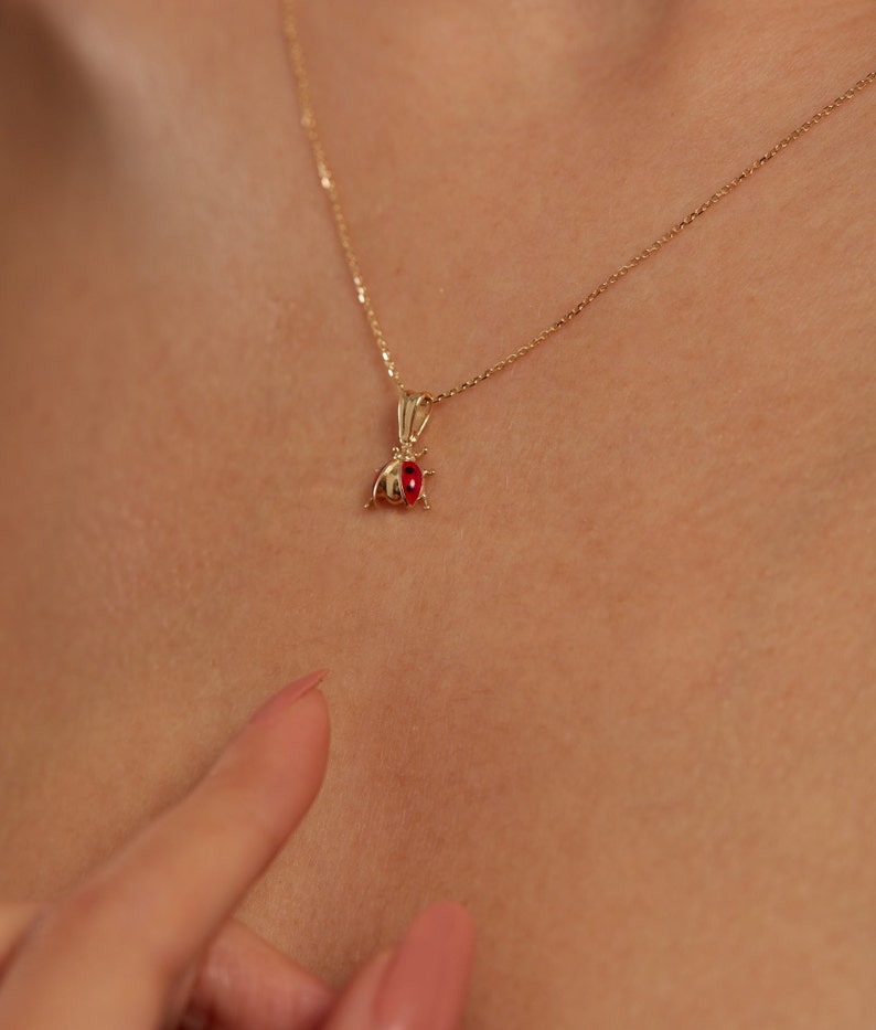 Collar de mariquita de oro macizo de 14 k para mujer, amuleto de buena suerte, collar delicado en capas, joyería minimalista para uso diario, collar con animales para mujer imagen 3