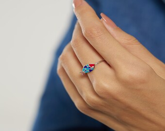 Anillo de oro de 14 quilates con forma de pez y detalles de turquesa, joyería hecha a mano.