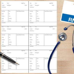 Peut inclure: Un tableau médical blanc avec des lignes noires et du texte, y compris les mots "Code", "Nm", "Allergies", "Age/Sex", "Dx/Story", "Activity", "Skin", "Labs/Meds/Notes", "Diet", "Fluids", "LDA", "02", "Updates", et "RN". Un stéthoscope bleu est sur le côté droit du tableau.