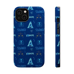 Puede incluir: Funda de teléfono azul oscuro con un patrón repetido de gráficos temáticos de Avatar. El diseño incluye la palabra "Sivako", la palabra "Pandora" y ojos estilizados. La funda se muestra desde el frente y el lateral.