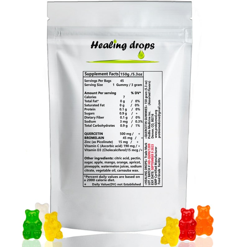 Puede incluir: Una bolsa blanca con una etiqueta que dice "Healing Drops" y enumera los datos nutricionales de una bolsa de 150 gramos de gomitas de quercetina. La etiqueta incluye los ingredientes, el tama&ntilde;o de la porci&oacute;n y el valor diario de cada ingrediente. La bolsa est&aacute; sobre una superficie blanca con varios ositos de gominola delante.