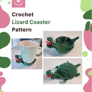 Puede incluir: Patrón de posavasos de lagarto de ganchillo. La imagen muestra un posavasos de ganchillo verde con una lengua rosa y ojos blancos. El posavasos sostiene una taza blanca. El texto "Yanny Crochet" está en un cuadrado rosa.