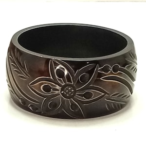 Vintage Cocoa Brown Marbled Coffee and Cream Chunky Carved  Corn Flower Motif Lucite Large Bangle Bracelet
