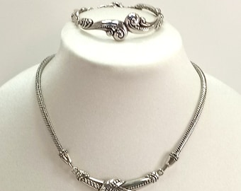 Conjunto de collar y pulsera bañados en plata de Brighton firmado: Remolinos y nudos