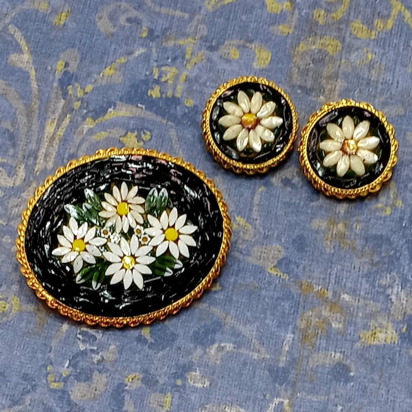 Vintage Made In Italy Micro Mosaik Brosche und Ohrclips Schwarz mit weißen Gänseblümchen Demi Parure