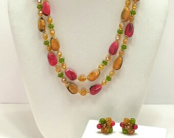 Conjunto de collar y pendientes vintage de cuentas de lucita: rosa, amarillo y verde