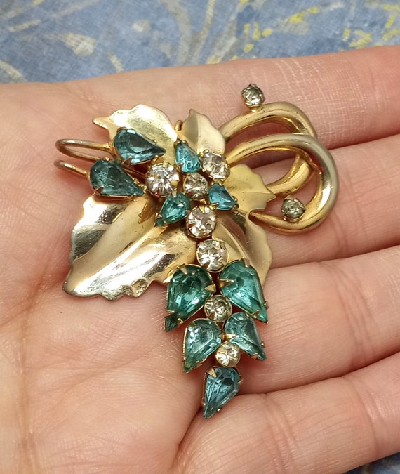 AdornMeantForYou Vintage 50 s Signed Scitarelli Gold Tone Blue and Clear Prong Set Rhinestone Floral Leaf Brooch