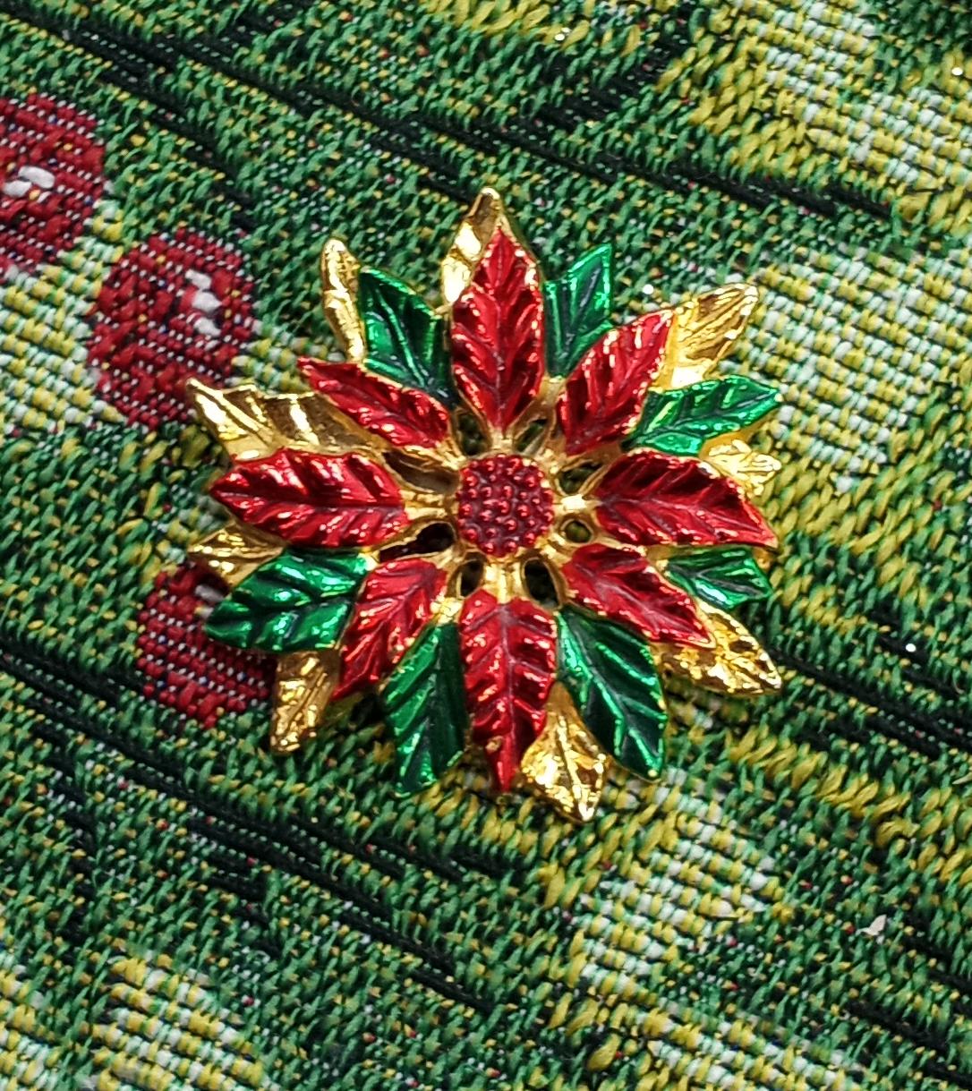 Broche Noël En Forme De Botte - Rouge Et Verte Avec Strass Et émail, En Acier, Neuve Avec étiquette