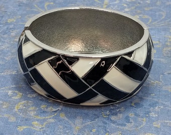Vintage zilverkleurige zwart-wit geëmailleerde dikke armband met scharnierende klem