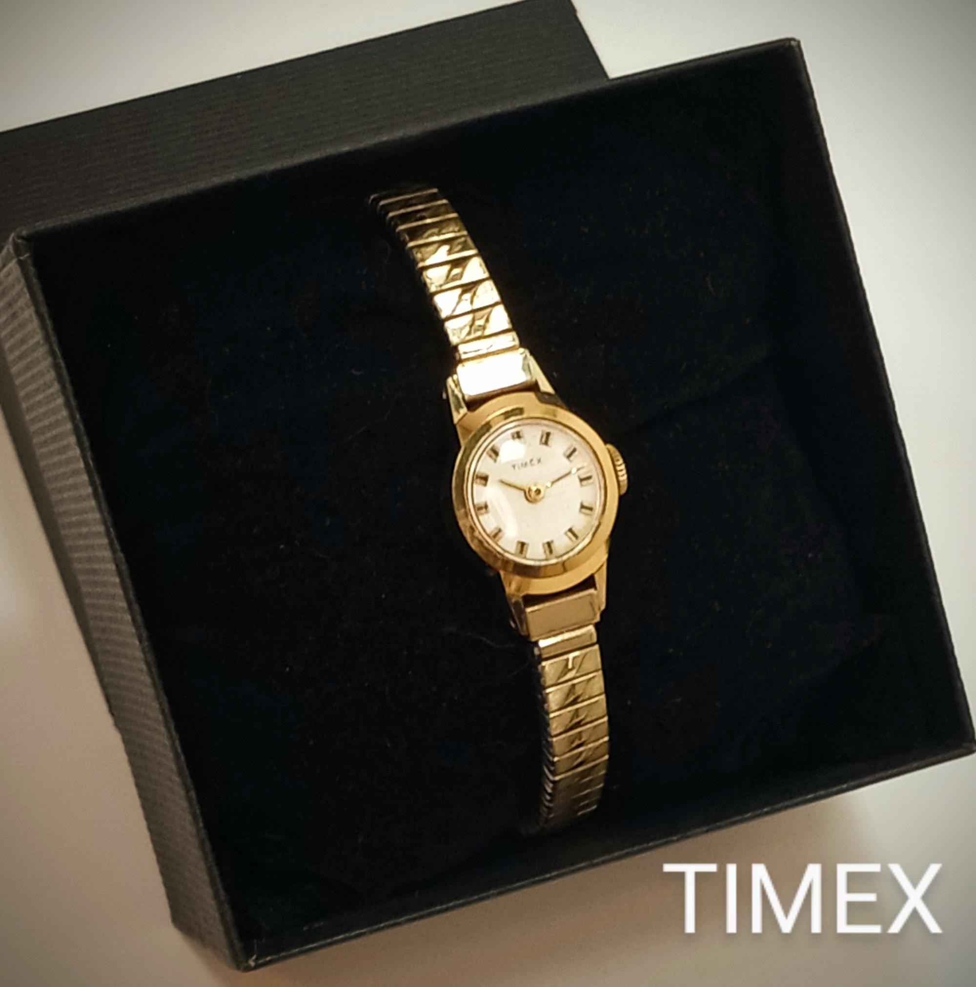 Timex Gold Tone Slim Bracelet Watch Lady 26mm 1982 Cal Timex Quartz Japan VINTAGE Timex T57 Women main image 3
