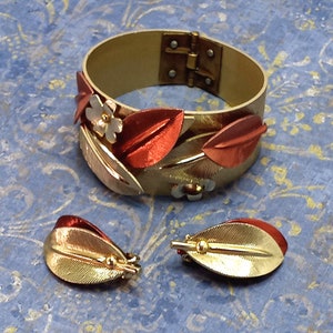 Vintage 60's Delightfully Kitschy Gold Tone Leaf Theme Clamper Bracelet and Clip On Earring Set Read description image 5