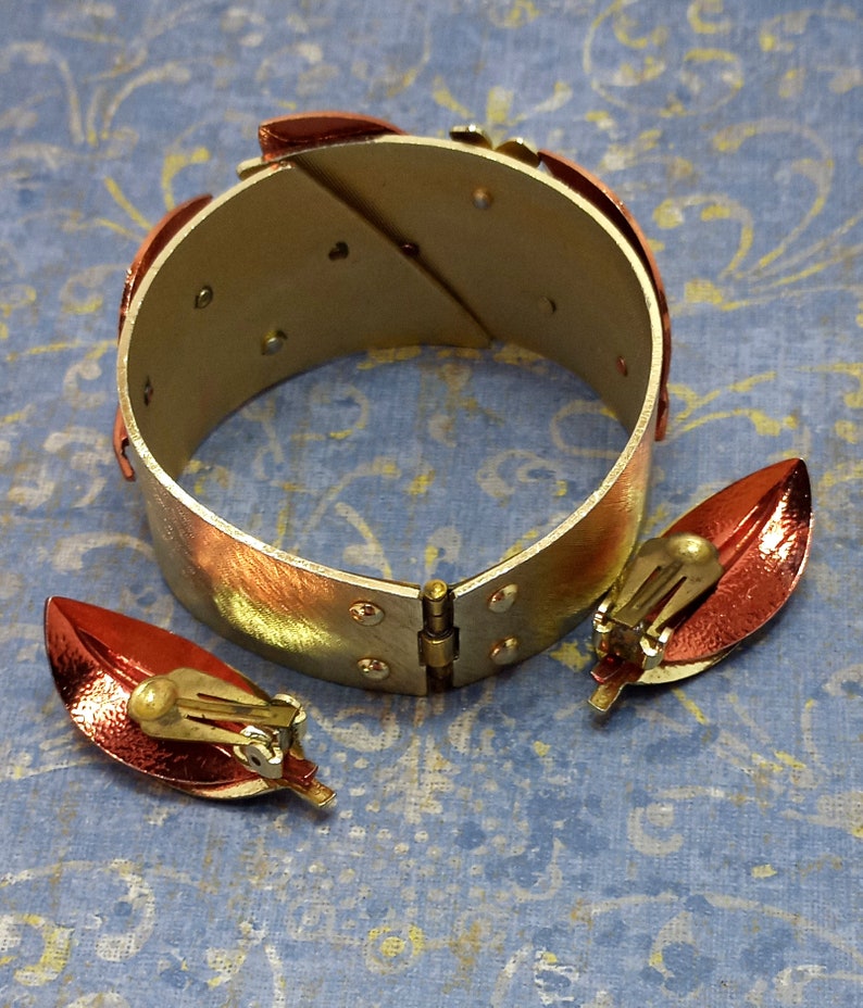 Vintage 60's Delightfully Kitschy Gold Tone Leaf Theme Clamper Bracelet and Clip On Earring Set Read description image 3