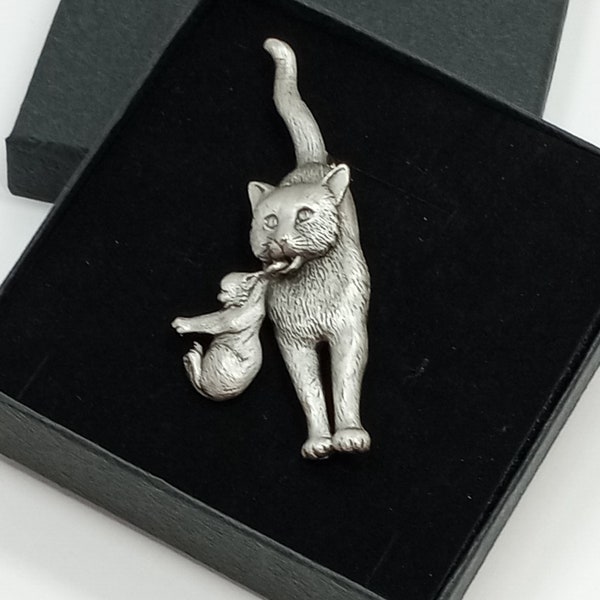 Vintage Signed ©JJ Jonette Jewelry Silver Tone Pewter Mamma Cat Carrying Kitten Brooch ADORABLE!