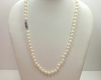 Vintage collier blanc coquille d'oeuf en fausses perles noué à la main fermoir boîte orné