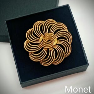 Vintage signierte MONET © Gold-Ton Textured Open Work Swirl Blumenbrosche