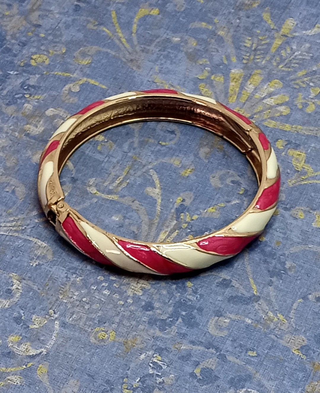 Vintage Gold Tone Hot Pink and White Enamel Hinged Cuff  display picture 2