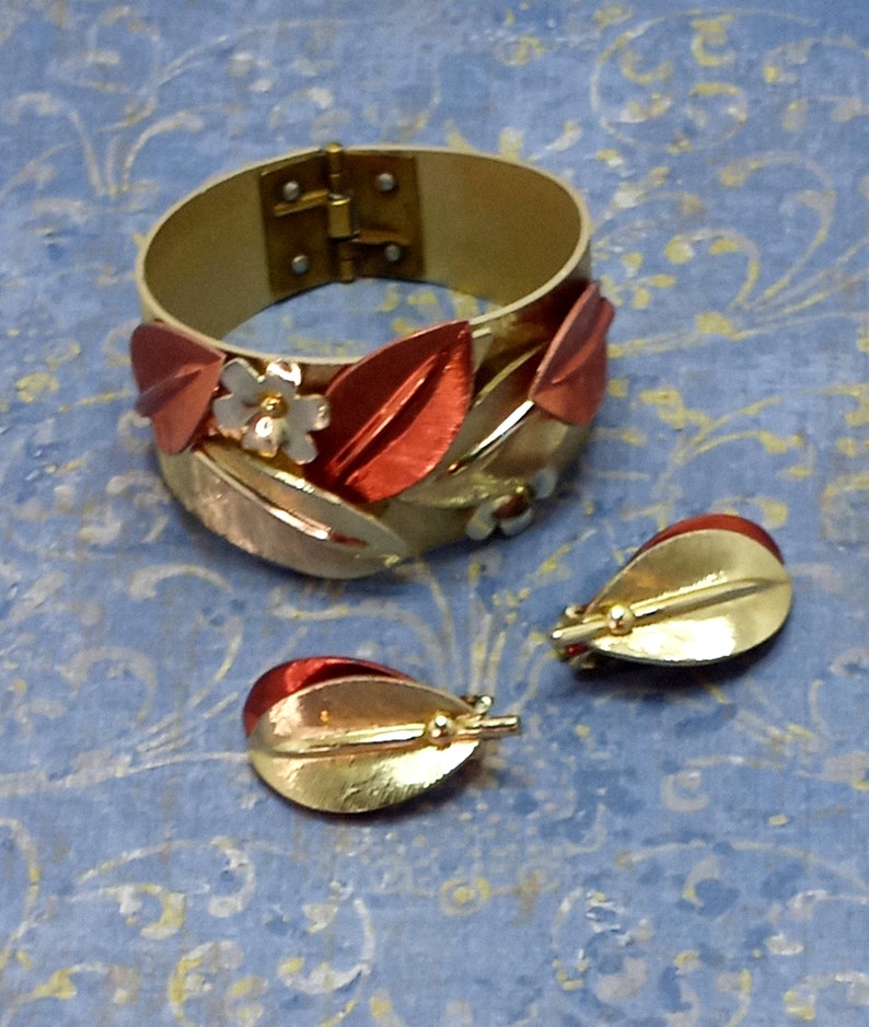 Vintage 60's Delightfully Kitschy Gold Tone Leaf Theme Clamper Bracelet and Clip On Earring Set Read description image 1