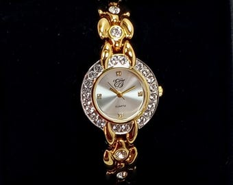 Vtg ELIZABETH TAYLOR Crytal Matte Brass Circle Analog Watch Elizabeth Taylor White Diamonds Pearlized Dial Gold Tone  main image 4