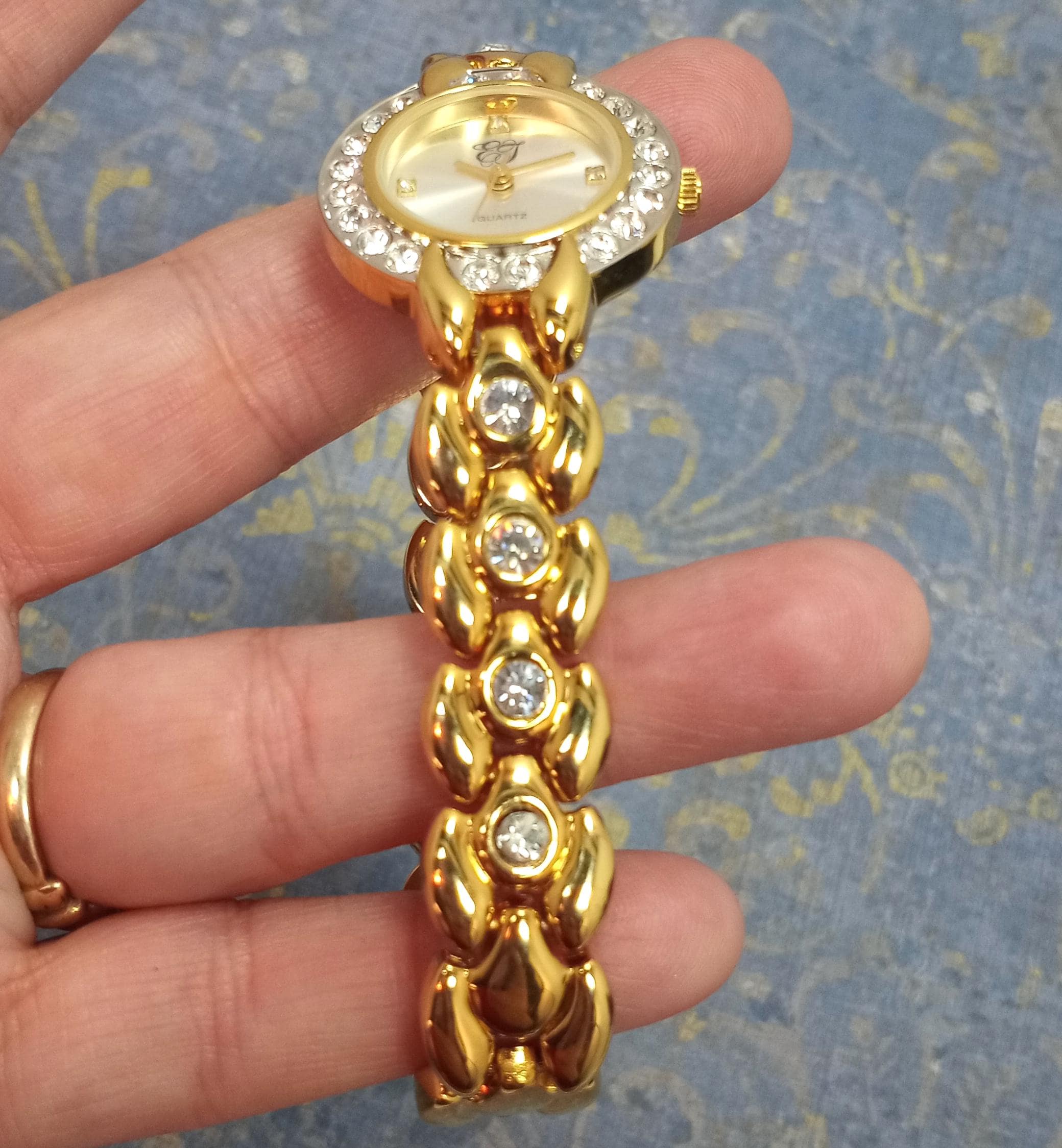 Vintage Elizabeth Taylor Quartz Watch: Gold Tone Crystal  display picture 2