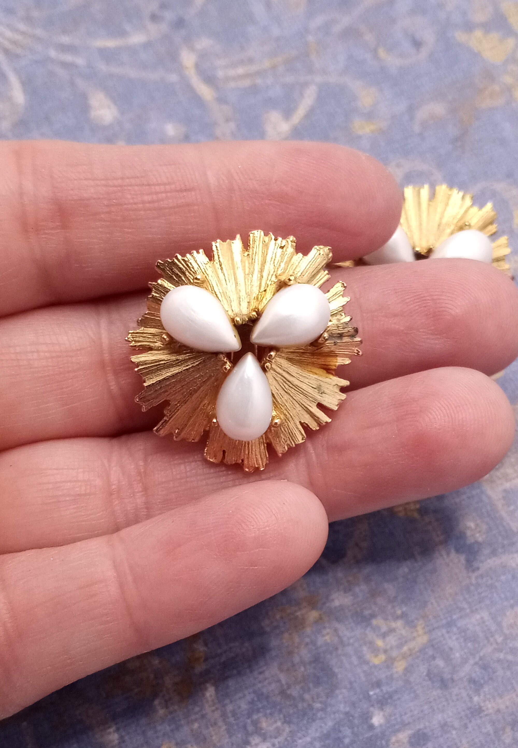 ■VINTAGE HOLLYWOOD■ Clear Bubble Earrings VH2336EA012B Vintage Signed BSK Gold Tone Faux Pearl Clip on Earrings - Etsy