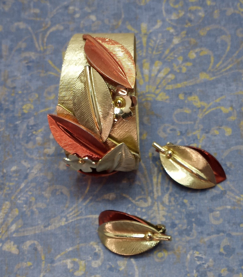 Vintage 60's Delightfully Kitschy Gold Tone Leaf Theme Clamper Bracelet and Clip On Earring Set Read description image 4