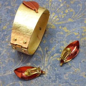 Vintage 60's Delightfully Kitschy Gold Tone Leaf Theme Clamper Bracelet and Clip On Earring Set Read description image 6