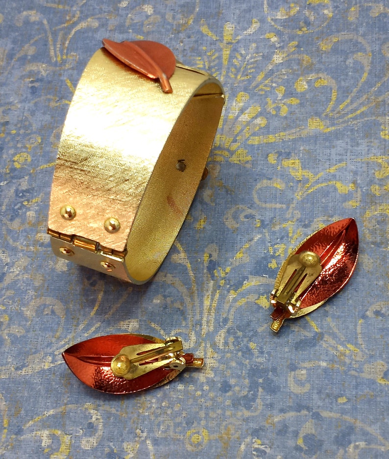 Vintage 60's Delightfully Kitschy Gold Tone Leaf Theme Clamper Bracelet and Clip On Earring Set Read description image 6