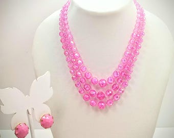 Conjunto de collar y pendientes vintage de cuentas de lucita color rosa chicle