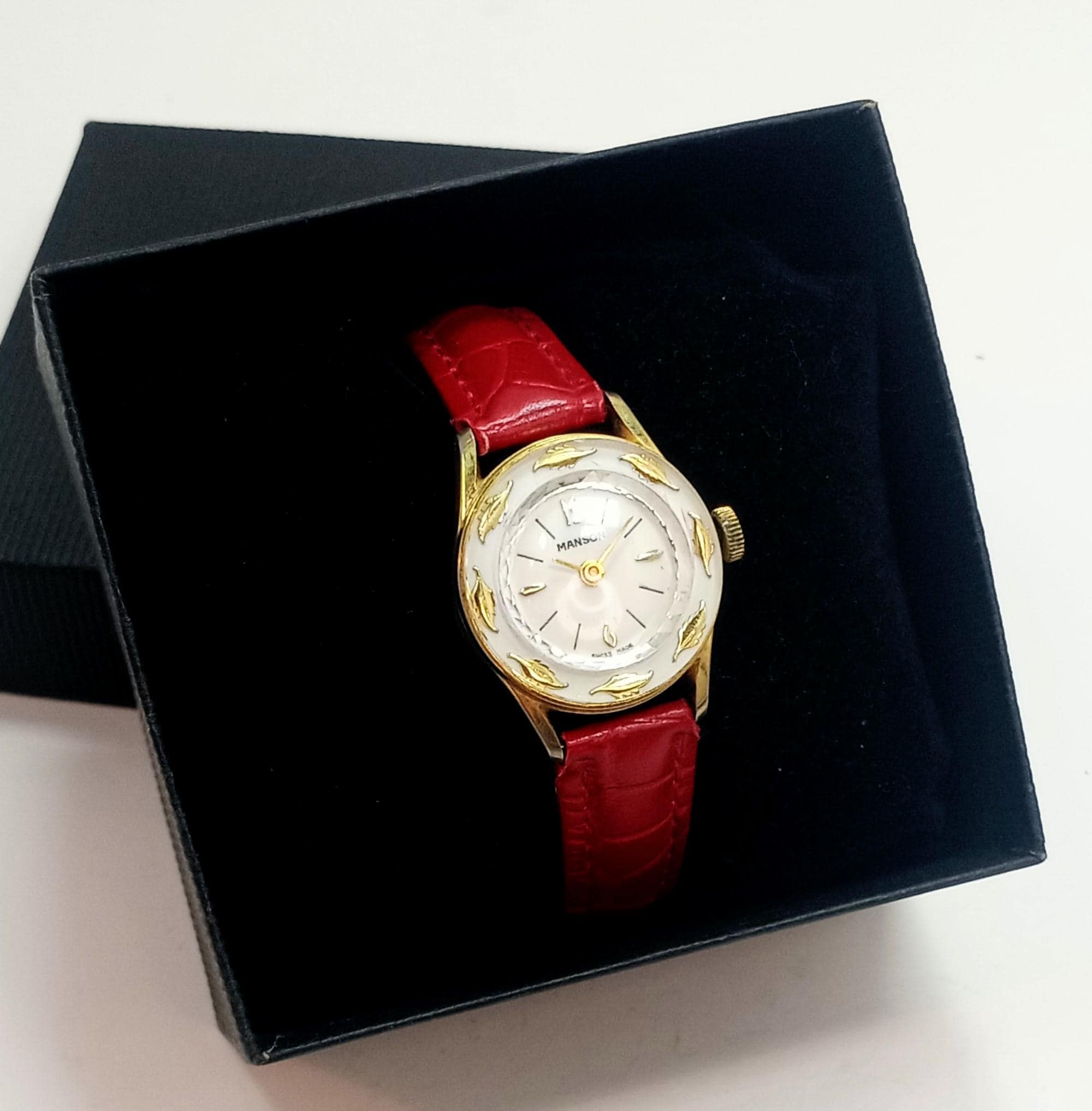 Vintage MANSON Gold Tone Women display picture 3