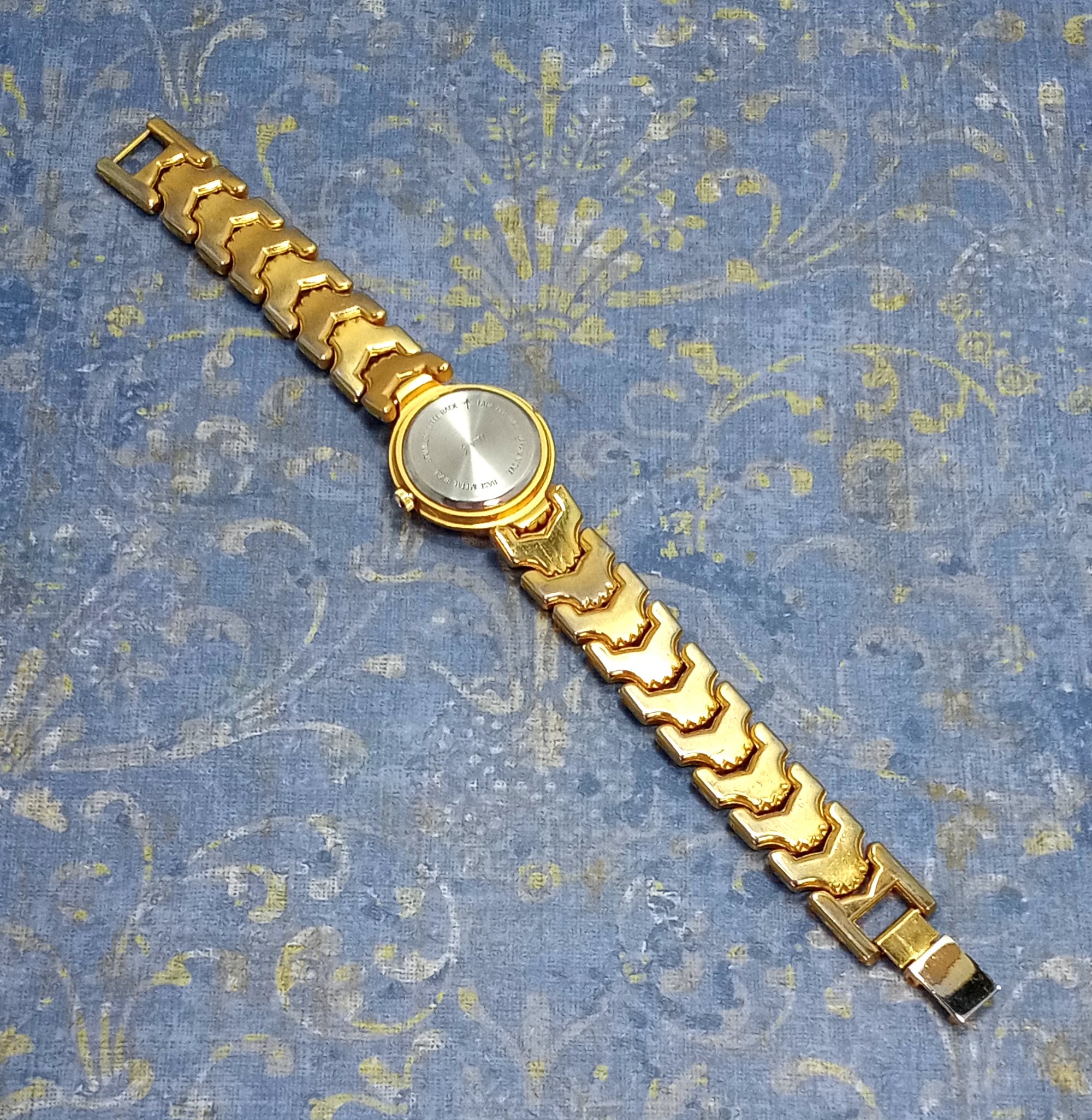 Working Gloria Vanderbilt Quartz Watch Women Gold Tone Dainty‎ New Battery 33mm Vintage Gloria Vanderbilt Gold Tone Link Watch: Swan Logo - Etsy main image 3