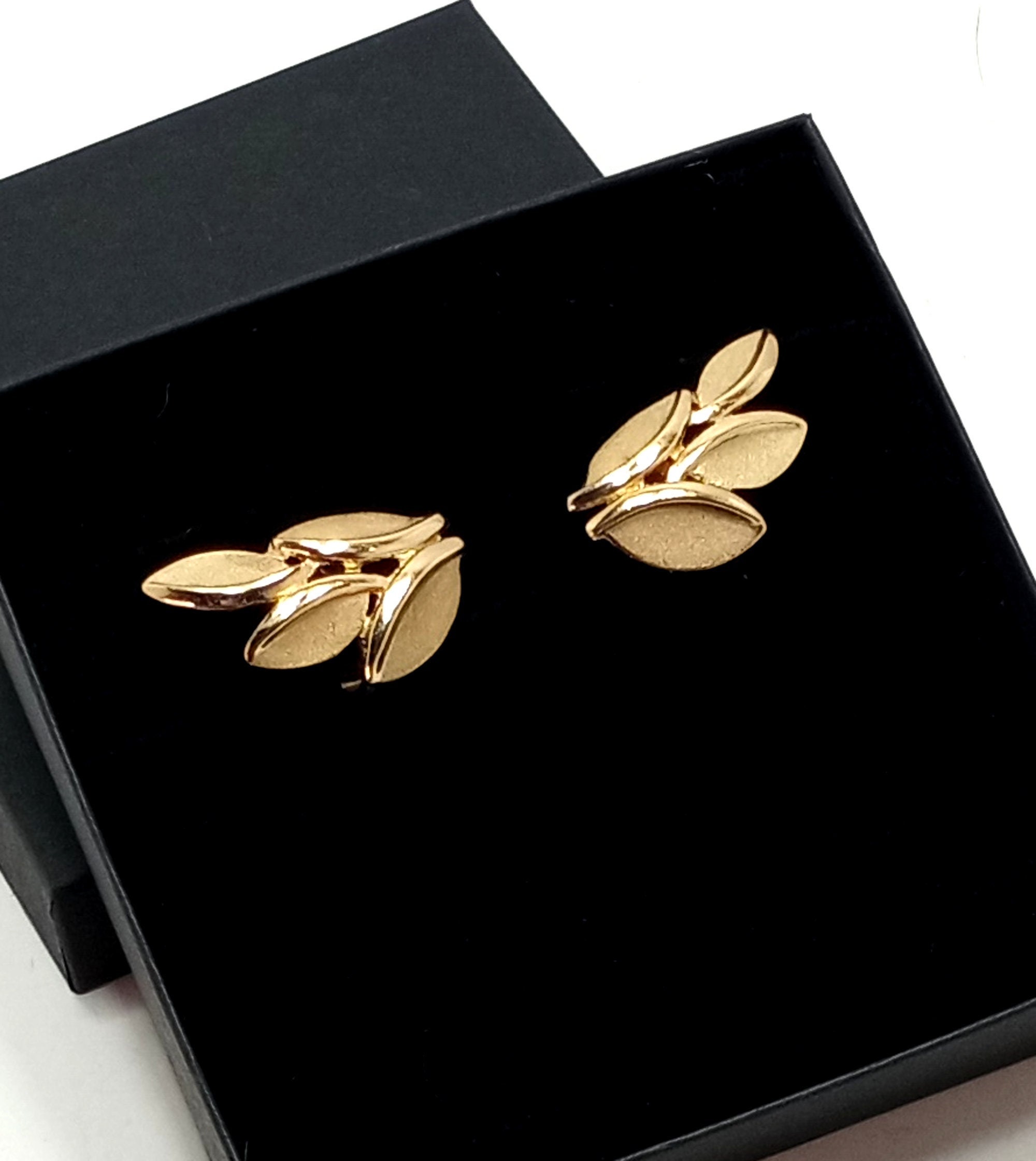 Vintage Gold Tone Crown Trifari© Leaf Motif Lever Back Clip On Earrings