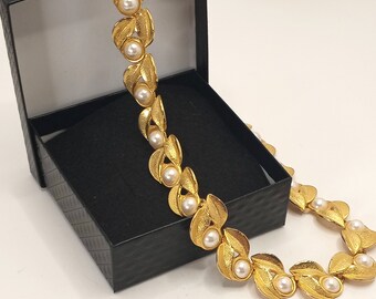 Vintage 70&#39;s Gold Tone Faux Pearl Articulated Speciality Leaf Link Necklace
