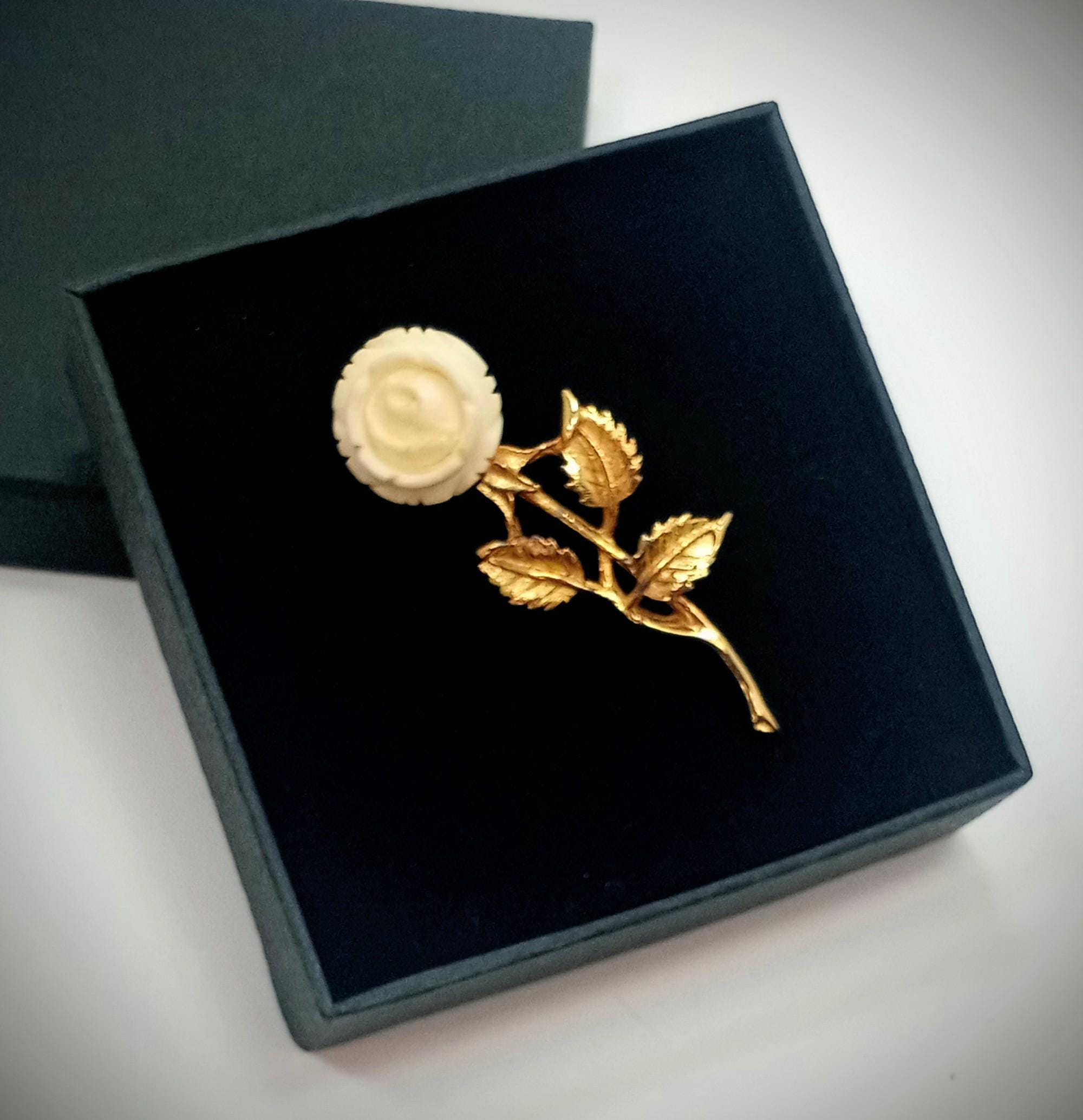 Broche fleur en verre strass AB aurore boréale rose doré avec feuilles
