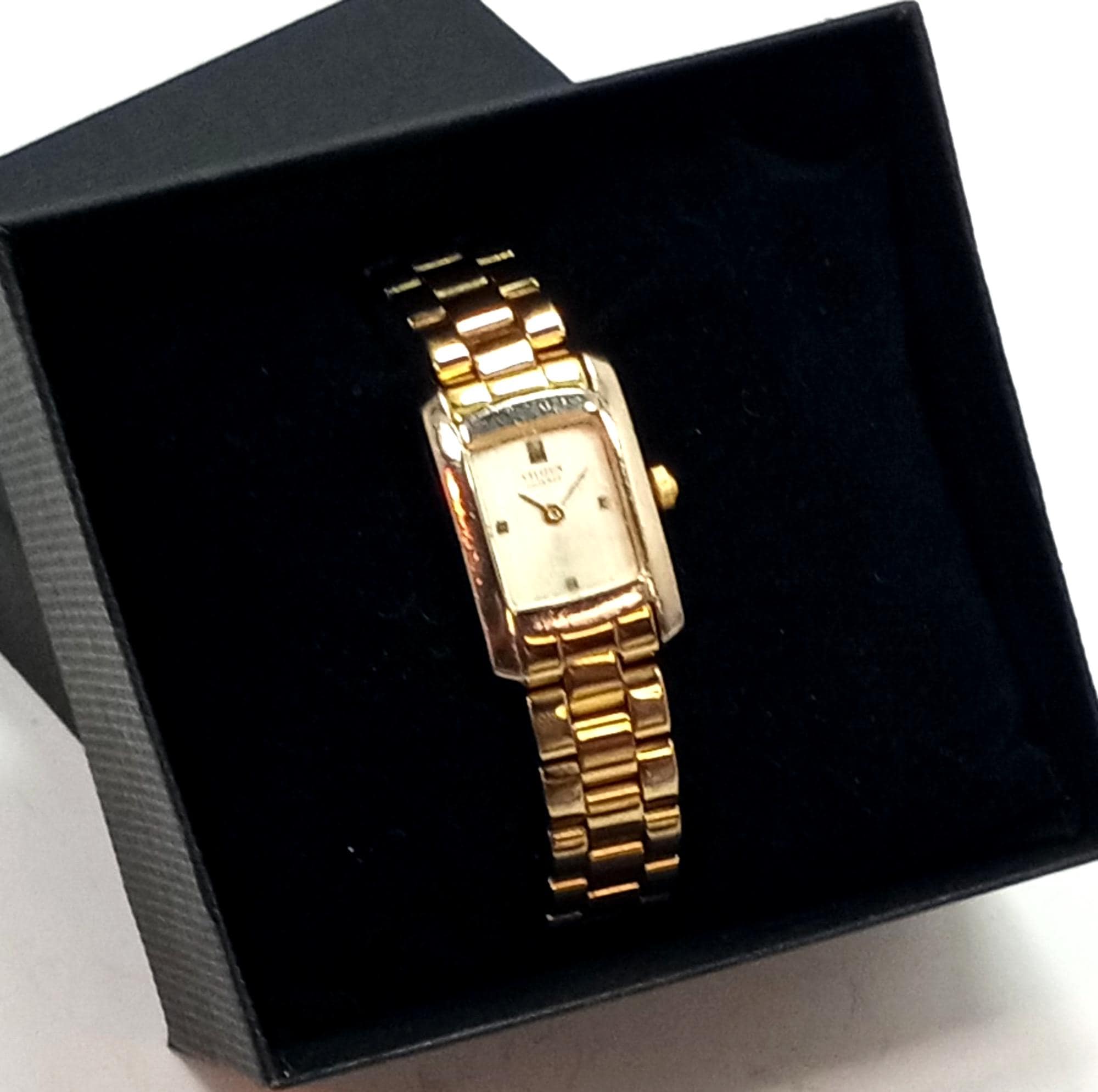 Vintage Citizen Quartz ladies gold tone rectangular dial dress watch NEW BATTERY Vintage Citizen Quartz Watch Women Gold Tone Black Rectangle  main image 4