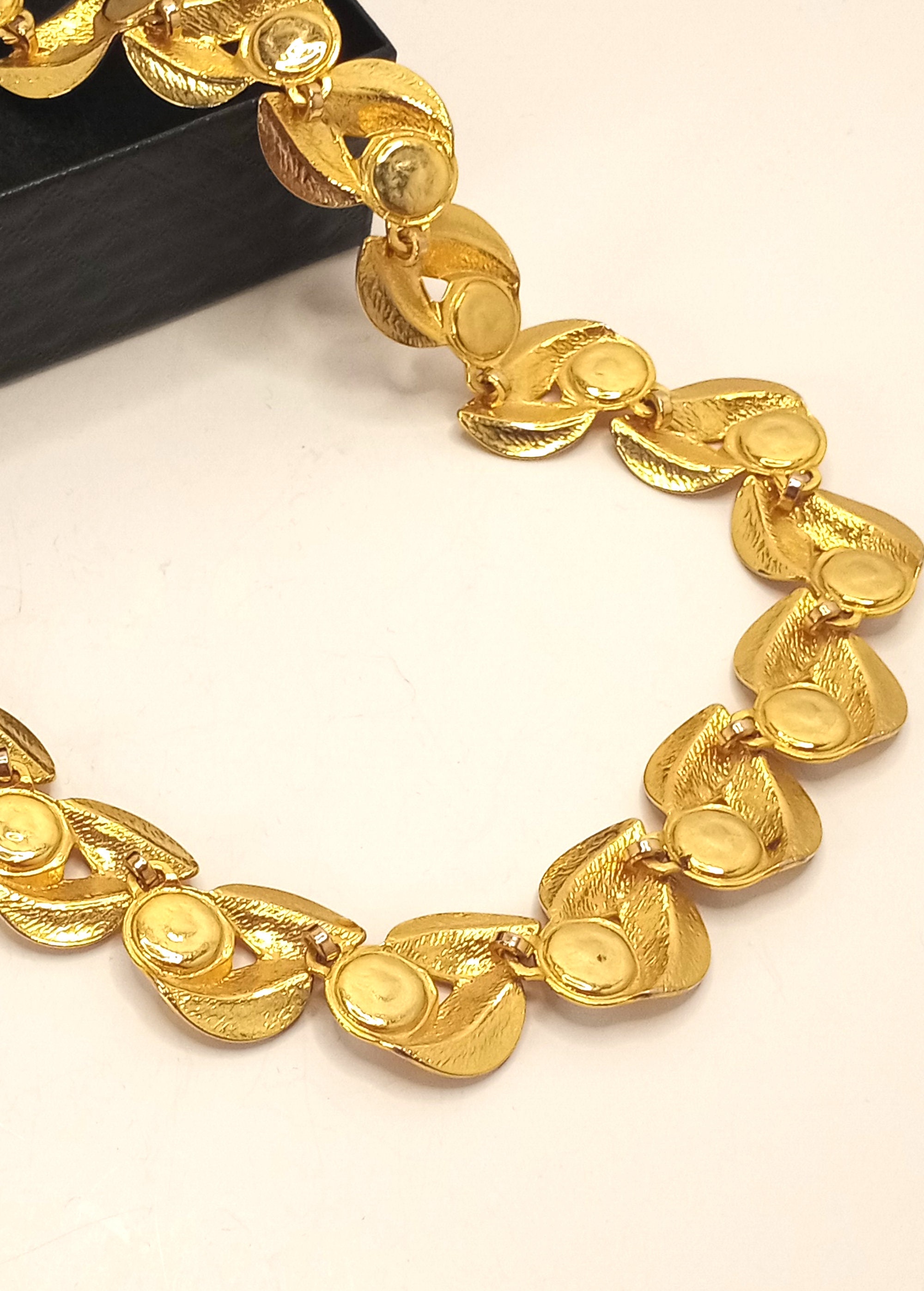70s gold tone leaf parts × fake pearl vintage triple