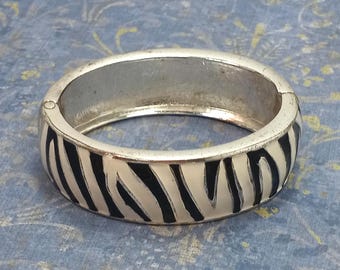 Vintage ZEBRA Silber Ton schwarz und weiß Emaille Chunky Scharnier Armreif Armband