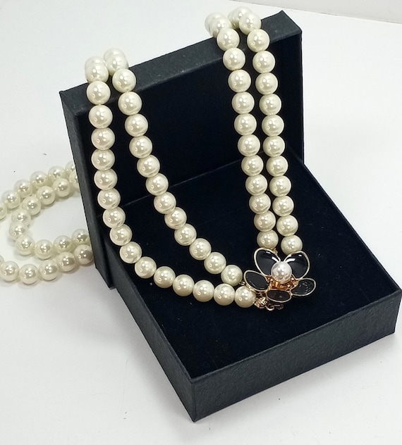 collana tubolare con perle e ciondolo a forma di fiore - Gioielli collana tubolare con perle e ciondolo a forma di fiore - Gioielli